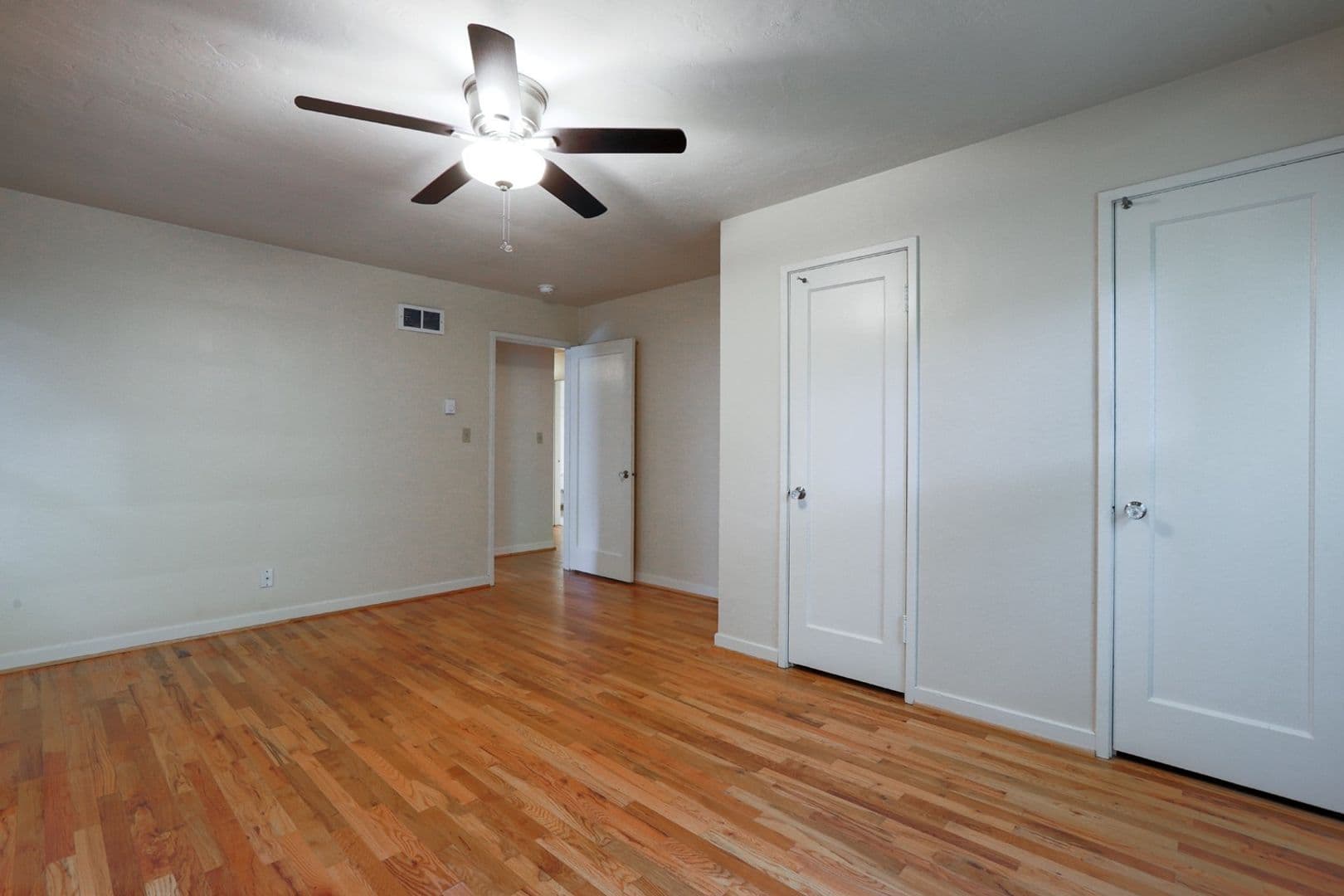 Chic Updated Mid-Century Townhouse in Cedar Hills! 17 of 30