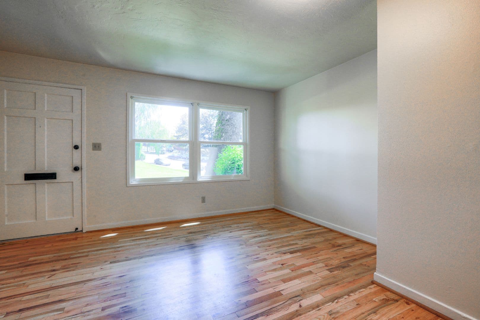 Chic Updated Mid-Century Townhouse in Cedar Hills! 6 of 25