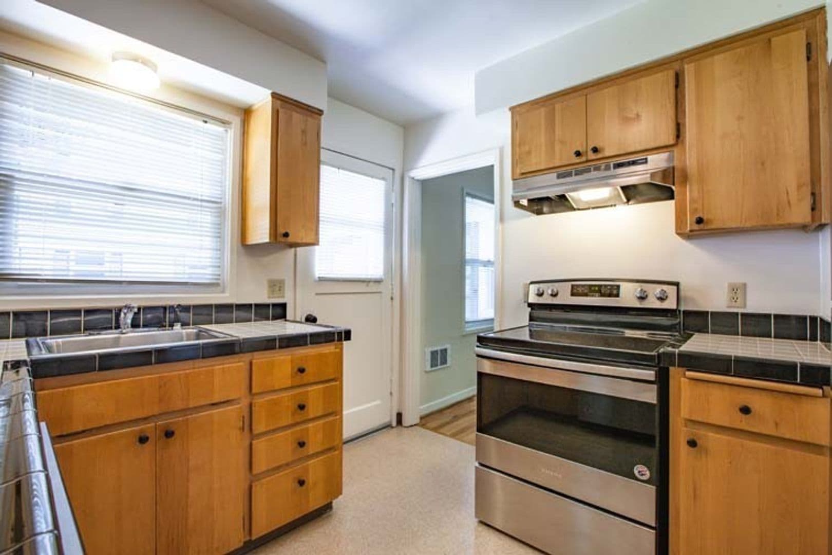 Chic Updated Mid-Century Townhouse in Cedar Hills! 9 of 26