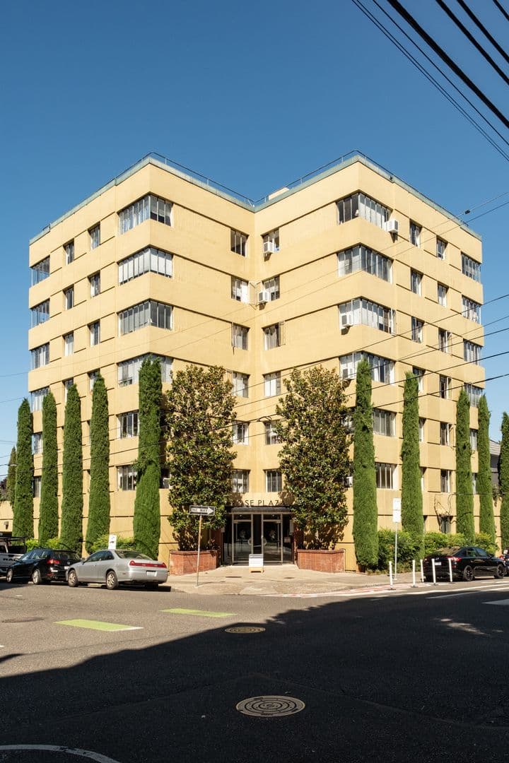 ROSE PLAZA APARTMENTS (RISI01) 1 of 8