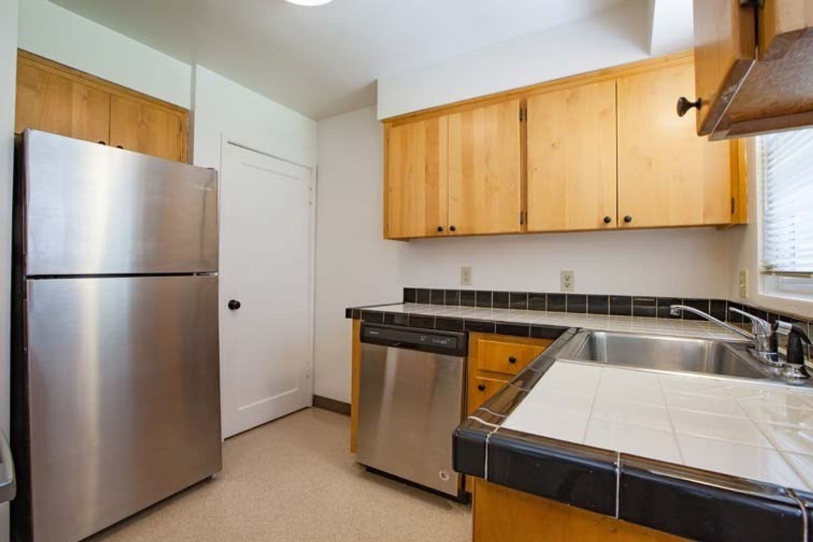 Chic Updated Mid-Century Townhouse in Cedar Hills 11 of 16