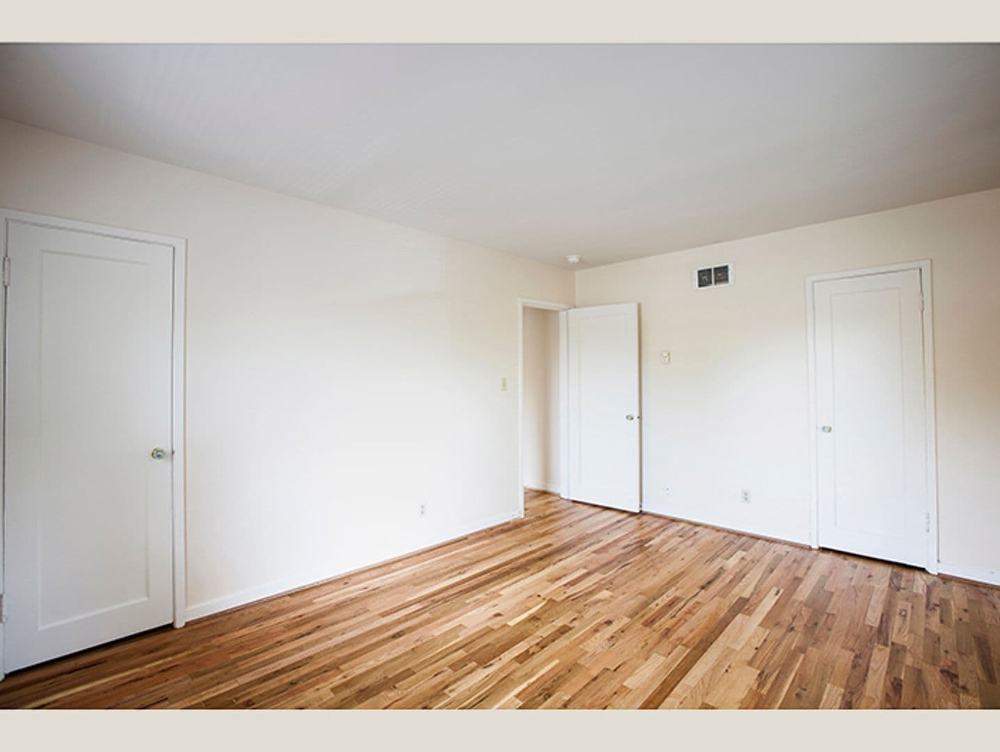 Chic Updated Mid-Century Townhouse in Cedar Hills! 11 of 26
