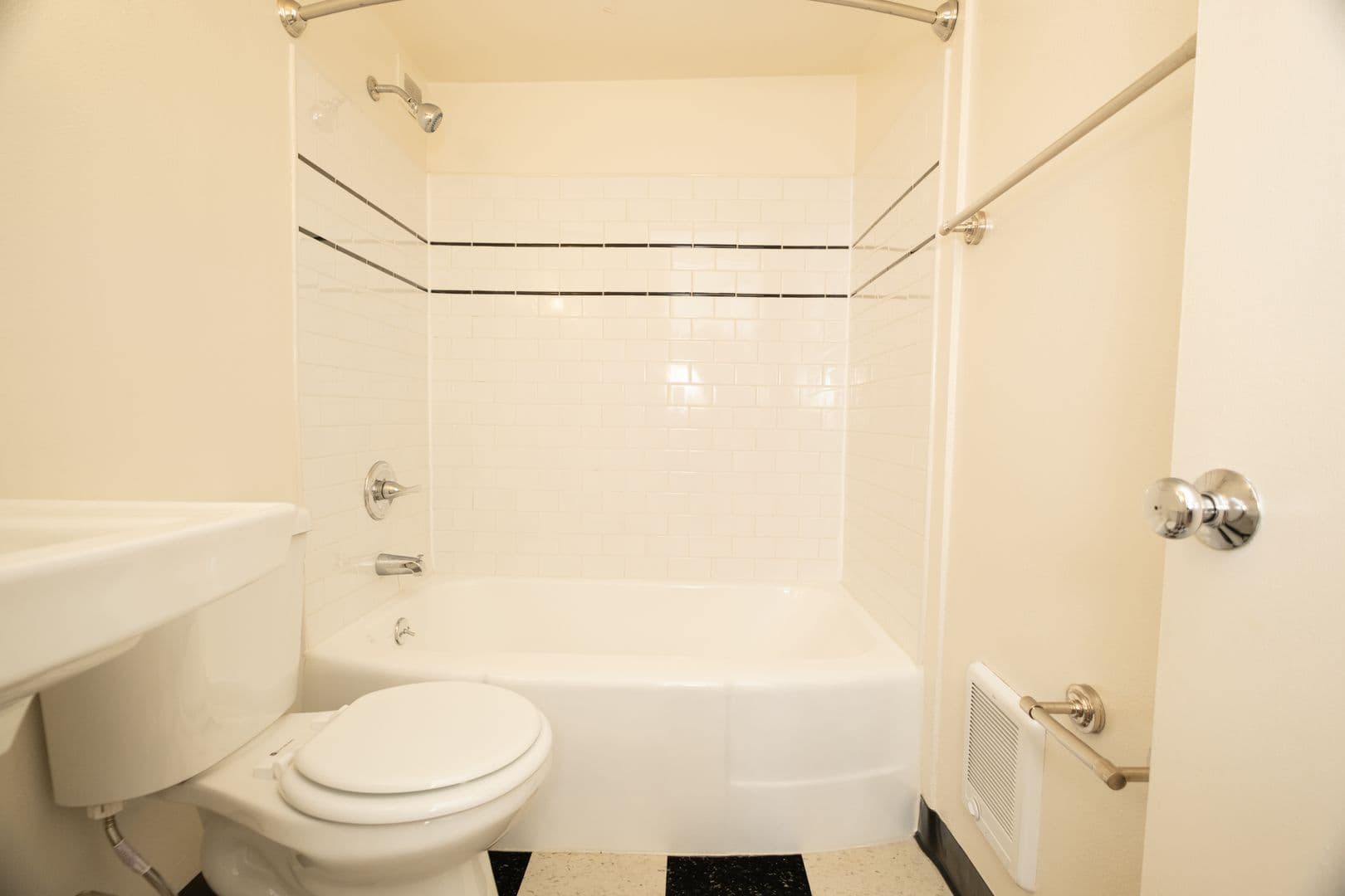 ROSE PLAZA APARTMENTS (RISI01) 8 of 30