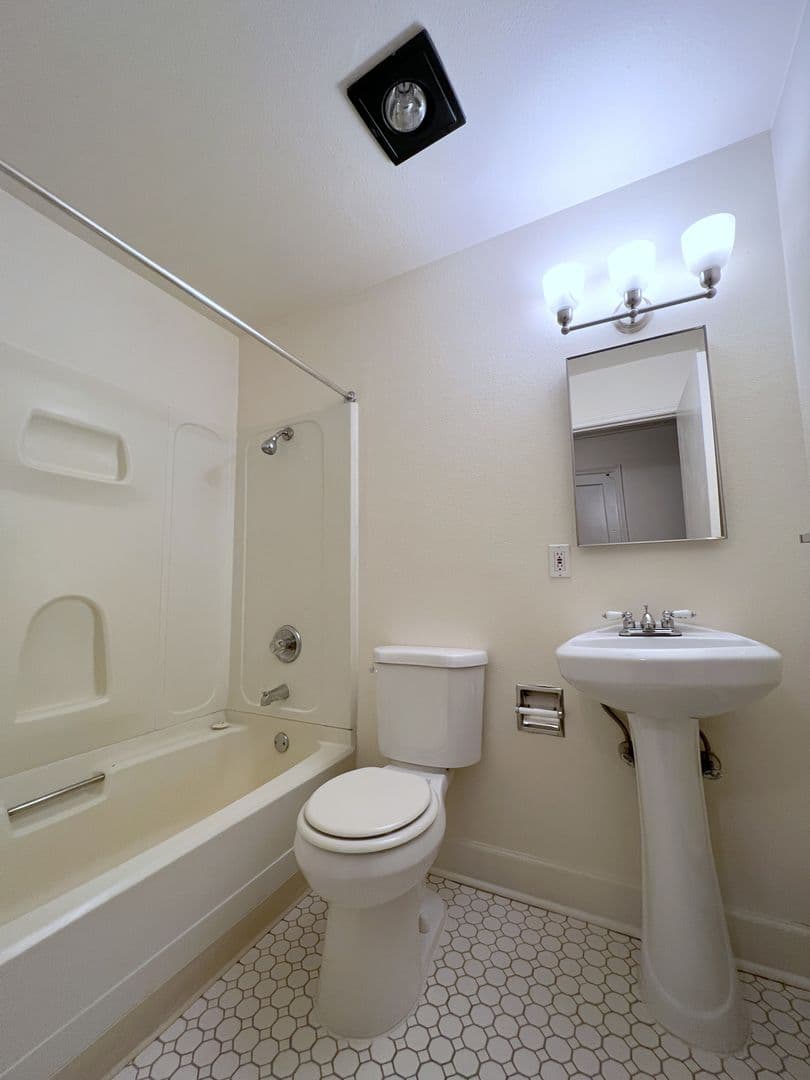 REGENT APARTMENTS (REG01) 12 of 17