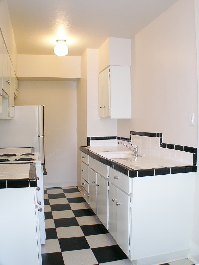 SILVER COURT APARTMENTS (LEON01) 4 of 27