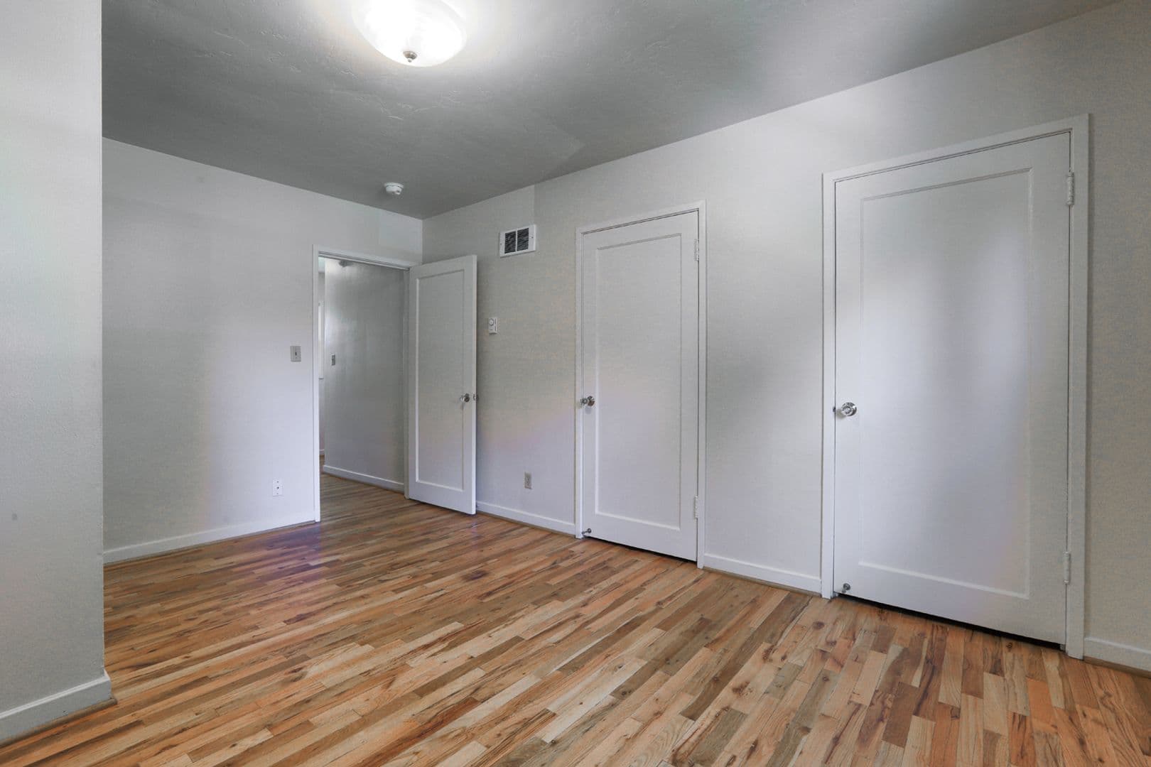 Chic Updated Mid-Century Townhouse in Cedar Hills! 4 of 25