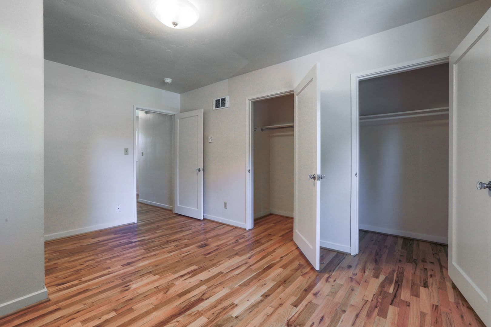 Chic Updated Mid-Century Townhouse in Cedar Hills! 13 of 25