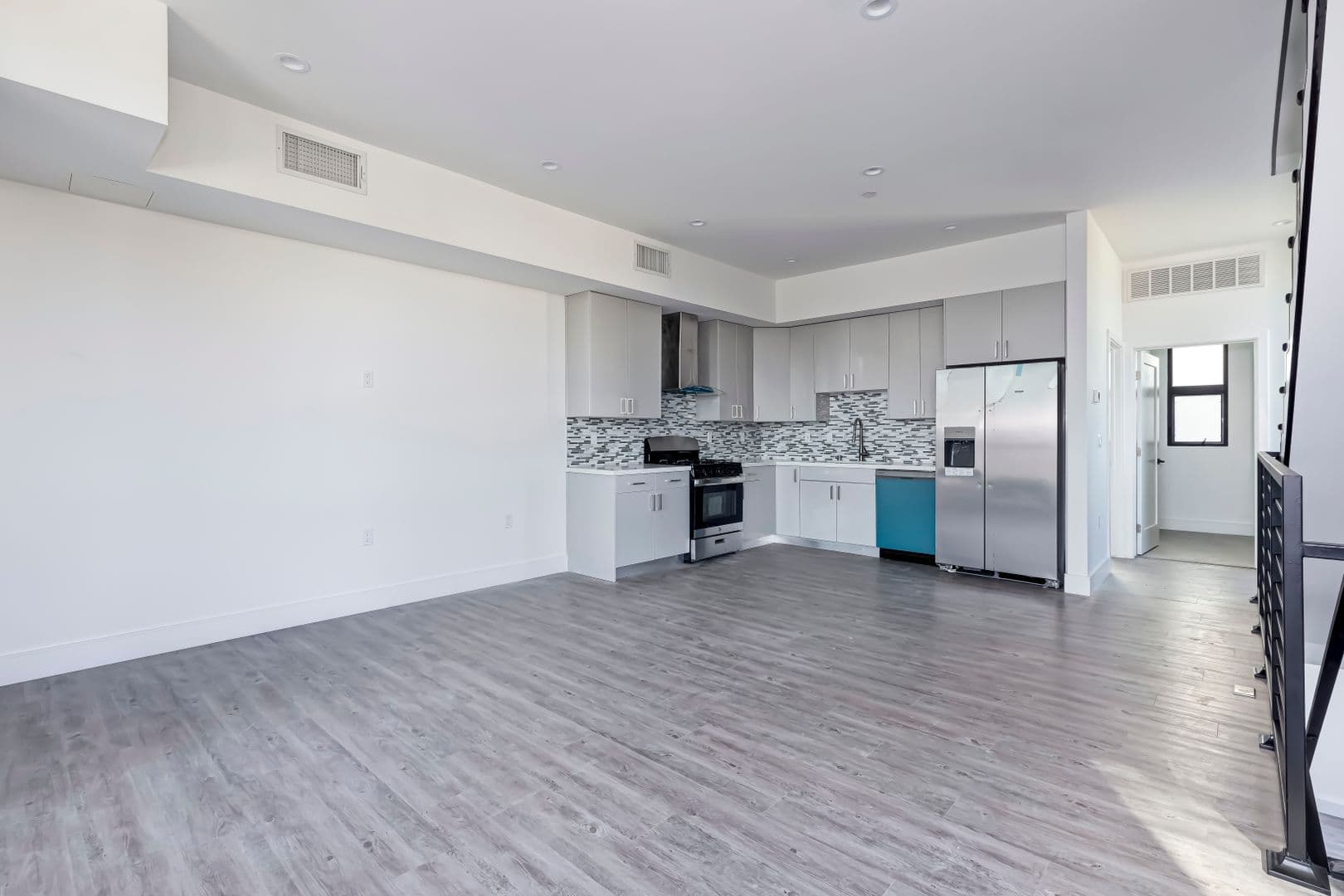 1025 Wilcox Avenue 51 of 53