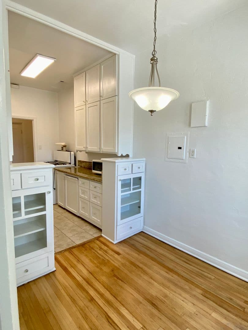 369 North Spaulding Avenue (6600) 9 of 18