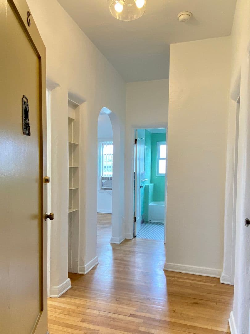 369 North Spaulding Avenue (6600) 2 of 18