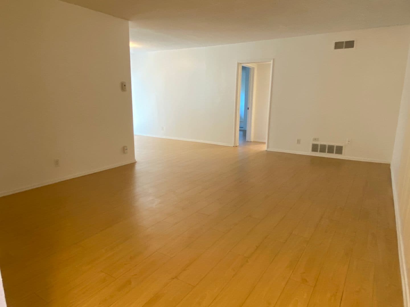 928 South Sherbourne Drive (6605) 3 of 18