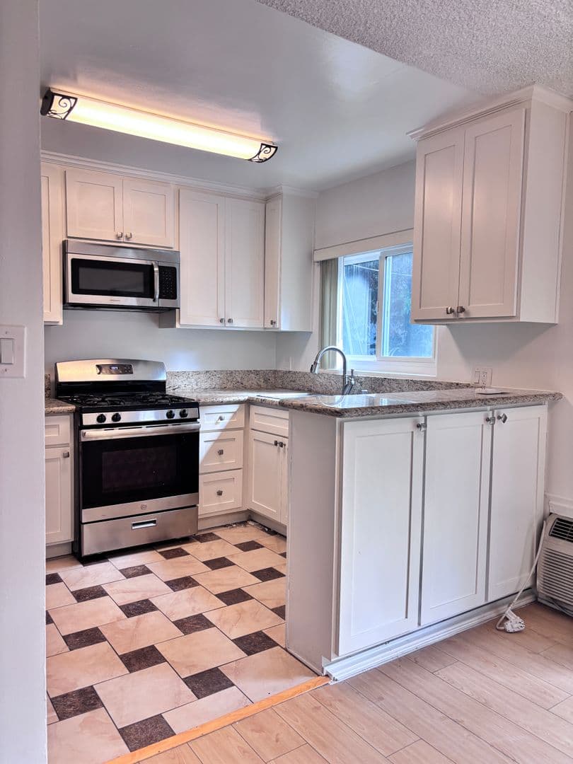928 South Sherbourne Drive (6605) 1 of 8