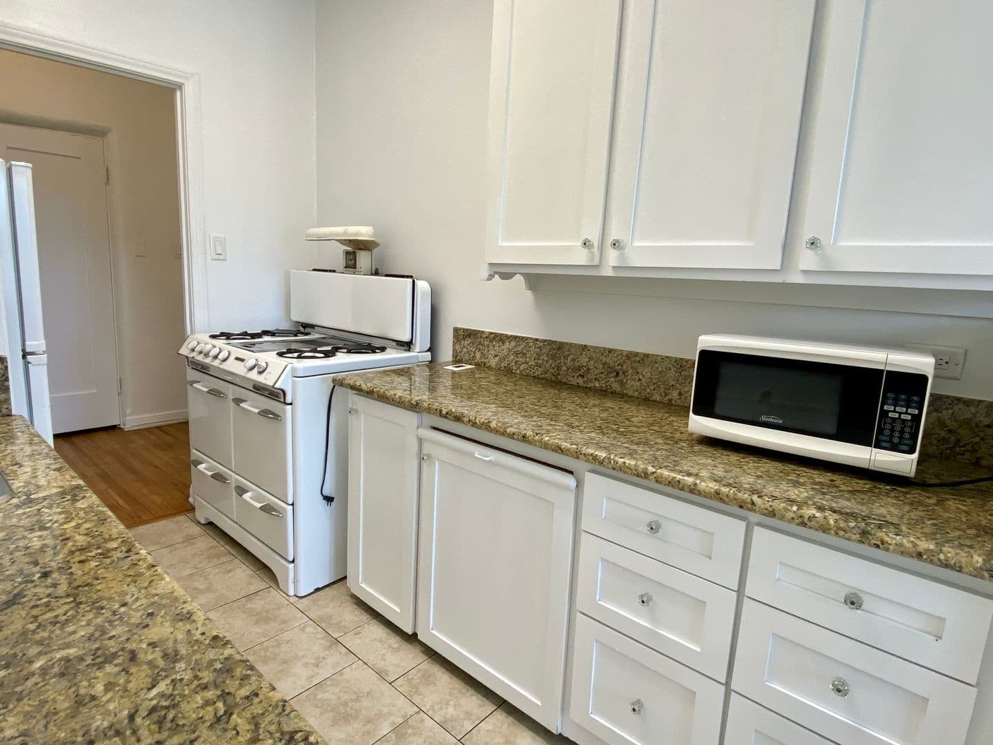 369 North Spaulding Avenue (6600) 10 of 18