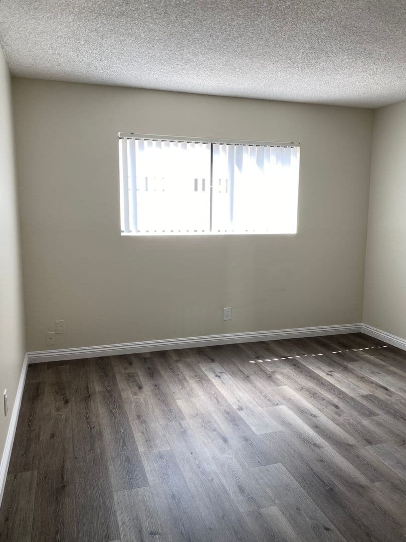 8608 Foothill Blvd (z1450.28) 15 of 22