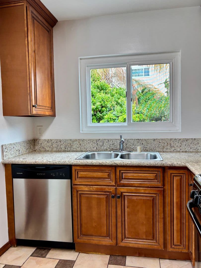 928 South Sherbourne Drive (6605) 24 of 26