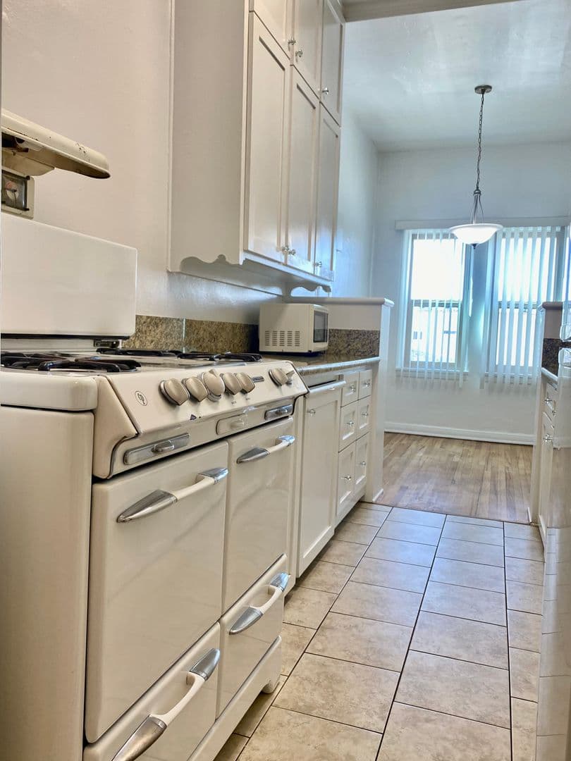 369 North Spaulding Avenue (6600) 6 of 18