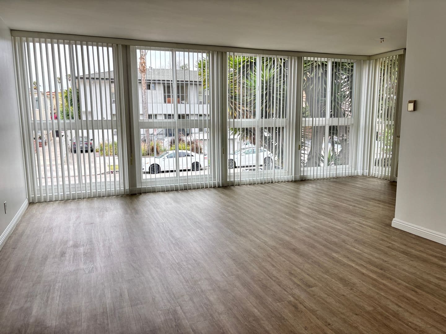 928 South Sherbourne Drive (6605) 1 of 26