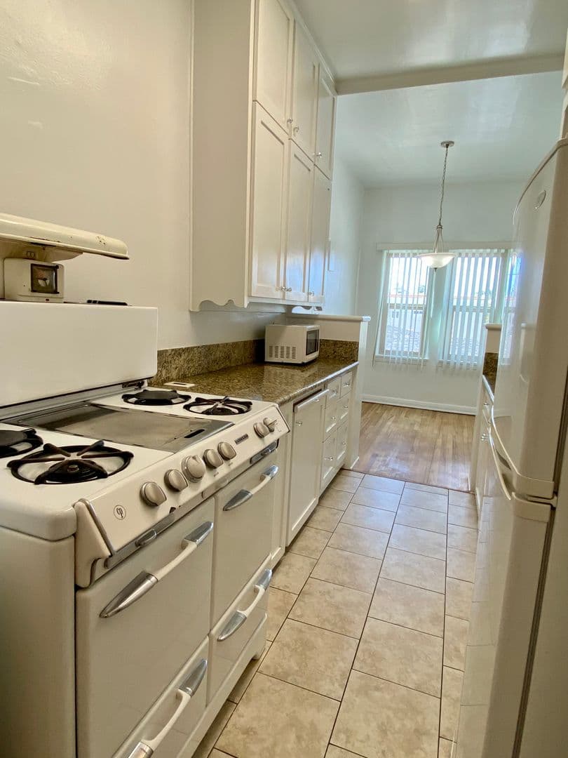 369 North Spaulding Avenue (6600) 13 of 18