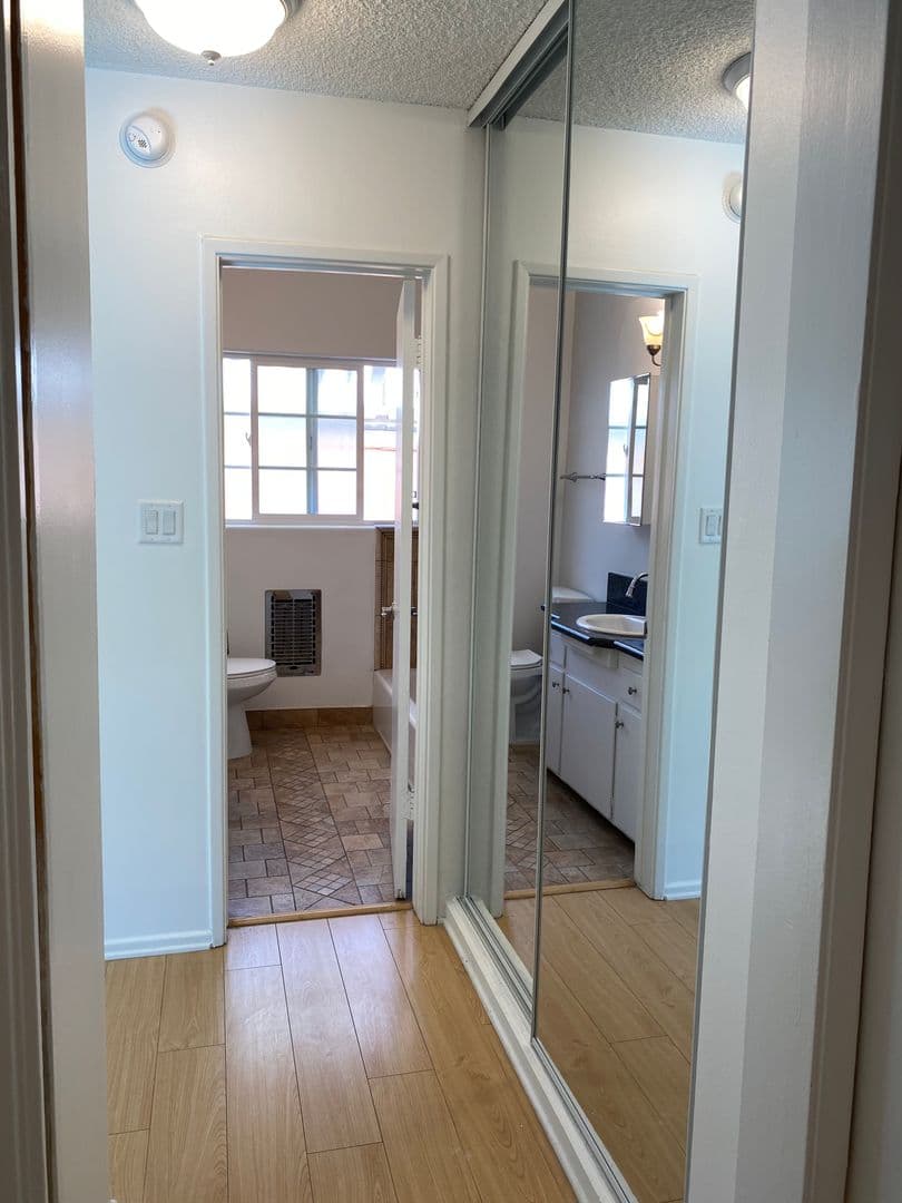 928 South Sherbourne Drive (6605) 8 of 18