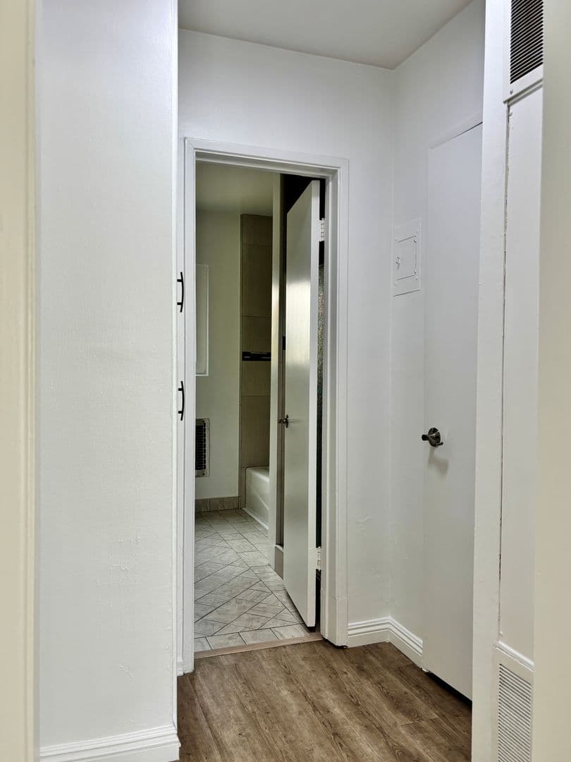 928 South Sherbourne Drive (6605) 15 of 26