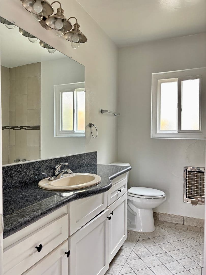 928 South Sherbourne Drive (6605) 10 of 26