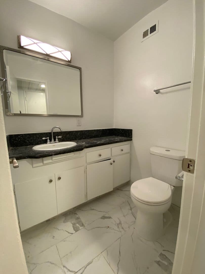 928 South Sherbourne Drive (6605) 2 of 18