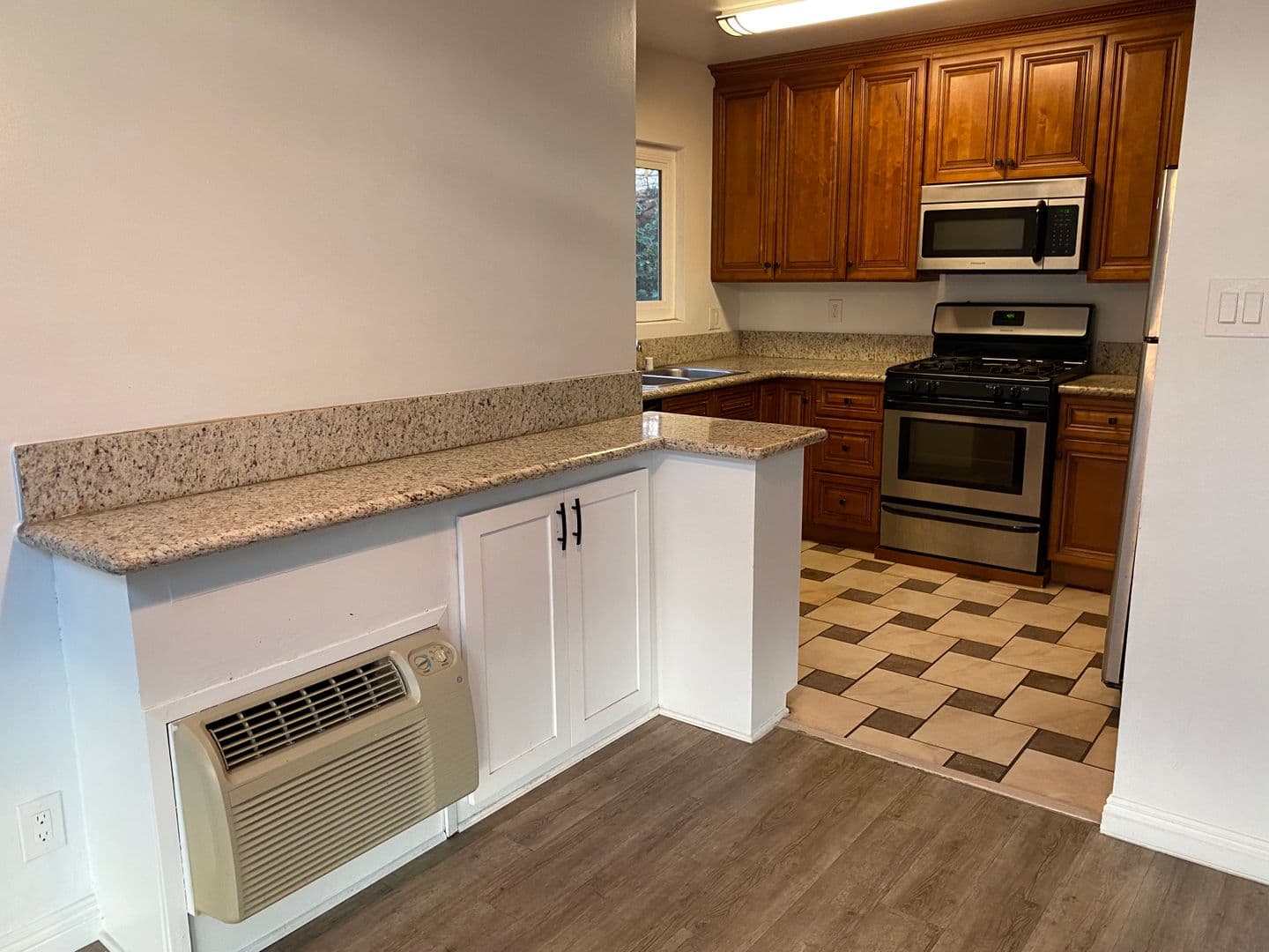 928 South Sherbourne Drive (6605) 3 of 26