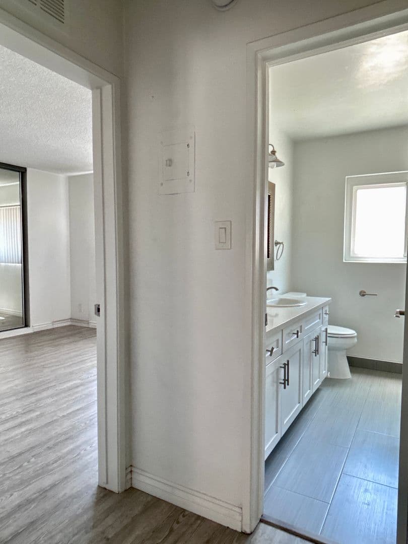 928 South Sherbourne Drive (6605) 3 of 14