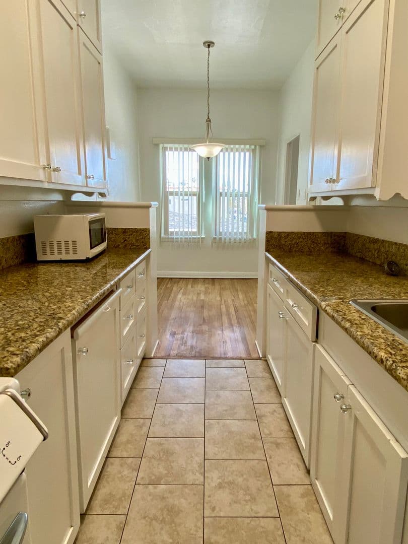 369 North Spaulding Avenue (6600) 11 of 18