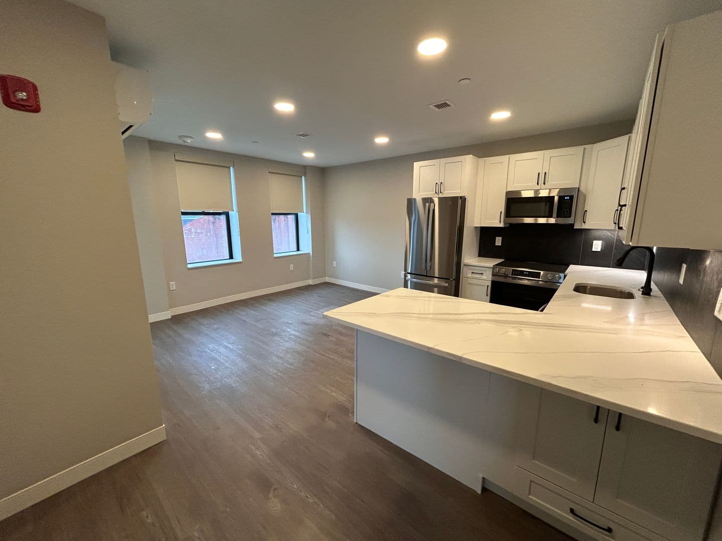 Rendezvous on Elm - Hot Water, Internet, Parking Included! 2 of 13