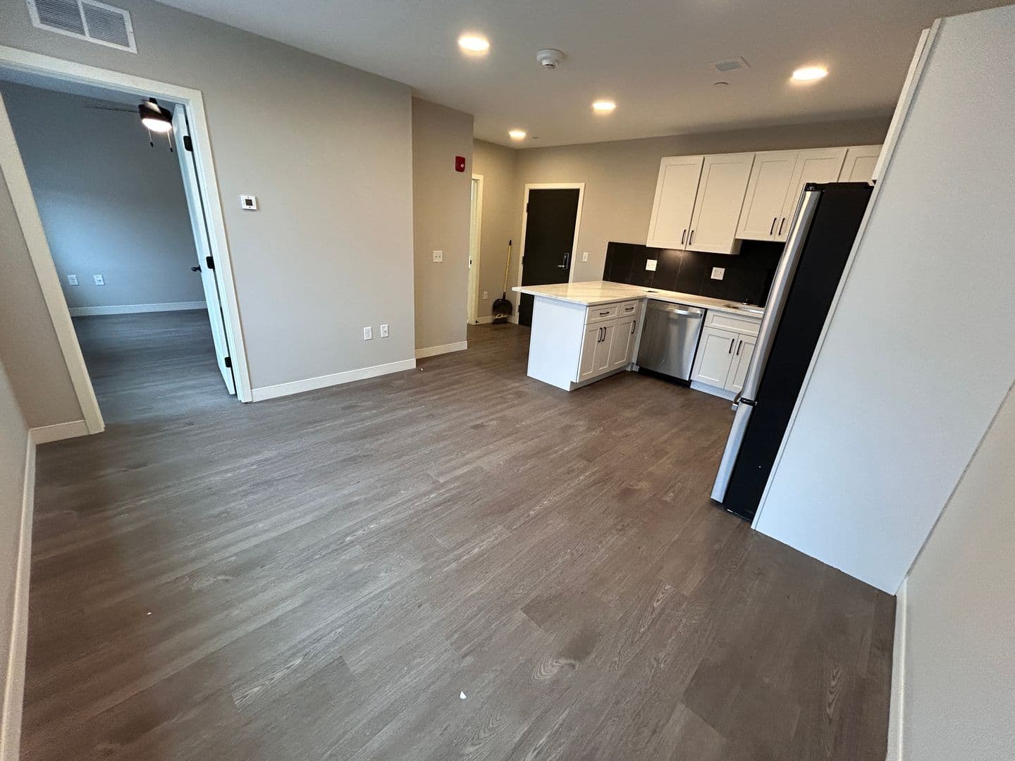 Rendezvous on Elm - Hot Water, Internet, Parking Included! 19 of 64