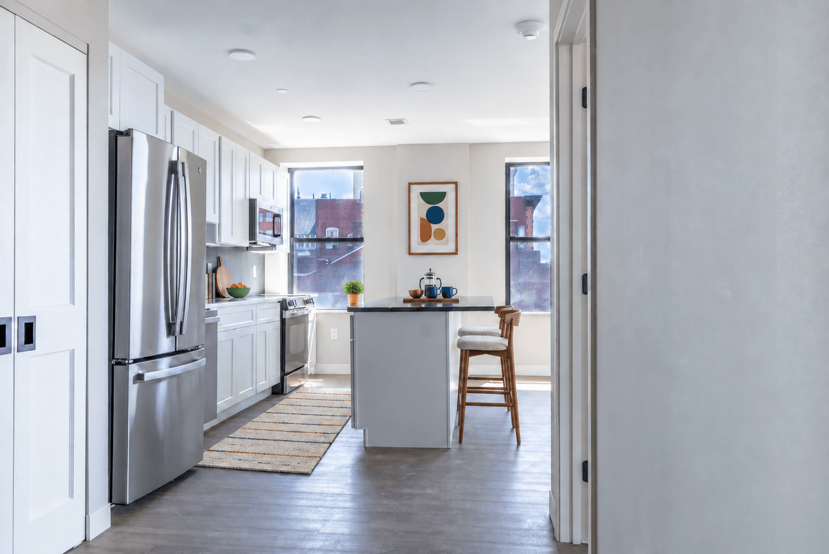 Rendezvous on Elm - Hot Water, Internet, Parking Included! 5 of 10