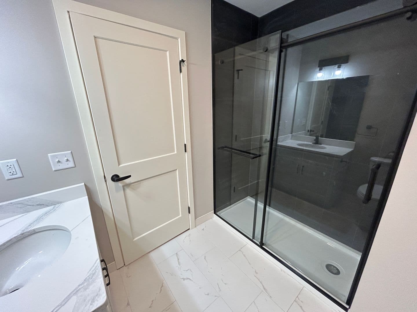 Rendezvous on Elm - Hot Water, Internet, Parking Included! 10 of 13