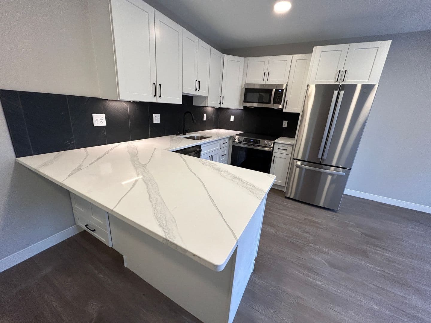 Rendezvous on Elm - Hot Water, Internet, Parking Included! 17 of 64