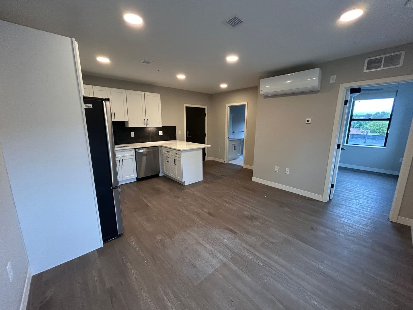 Rendezvous on Elm - Hot Water, Internet, Parking Included! 4 of 13