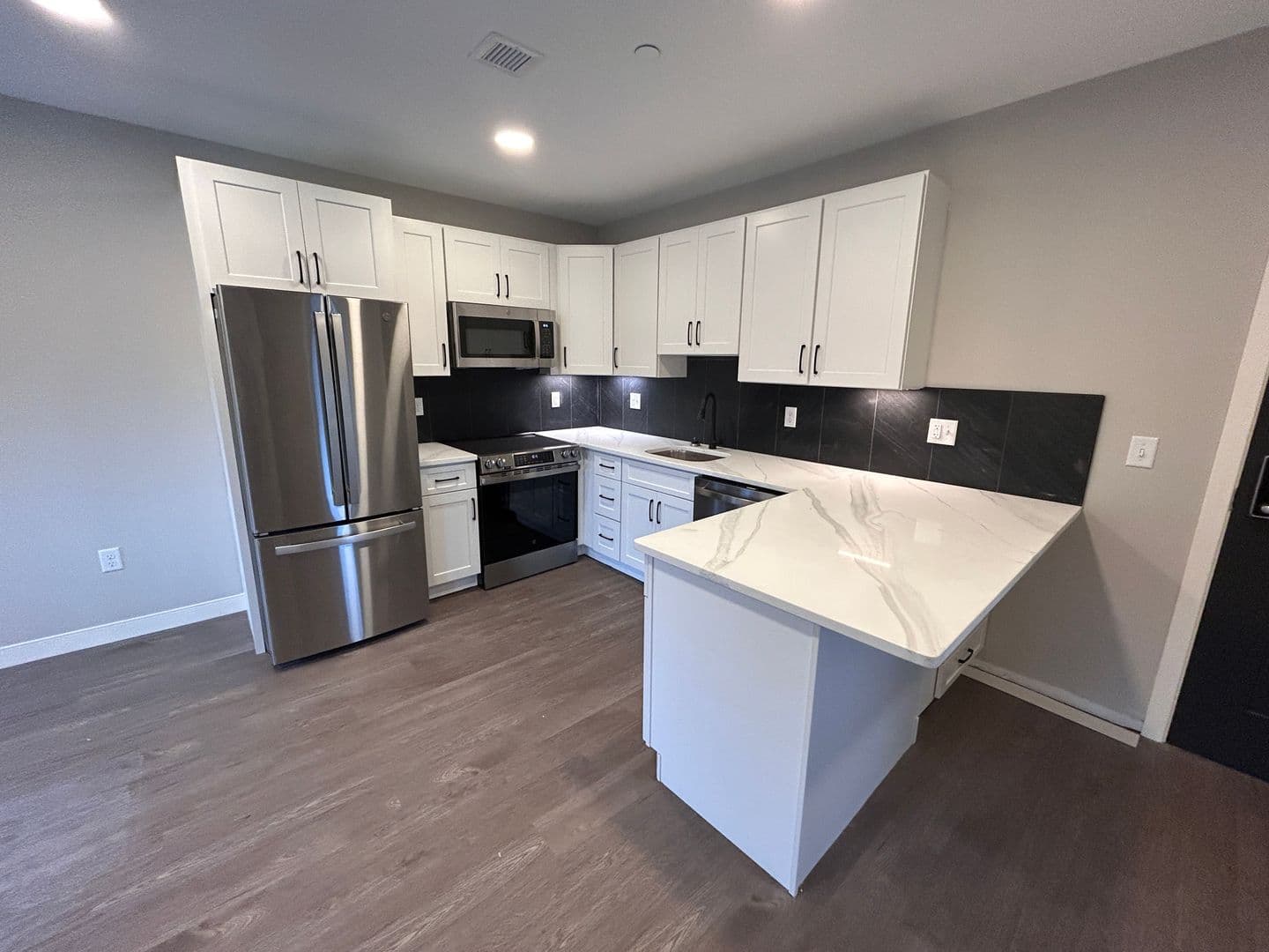 Rendezvous on Elm - Hot Water, Internet, Parking Included! 1 of 13