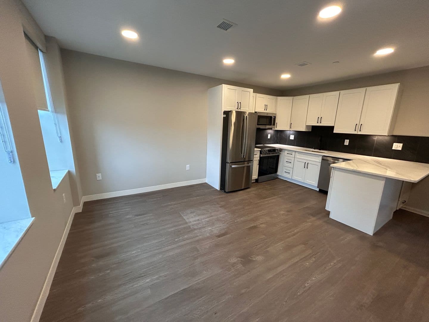 Rendezvous on Elm - Hot Water, Internet, Parking Included! 3 of 13