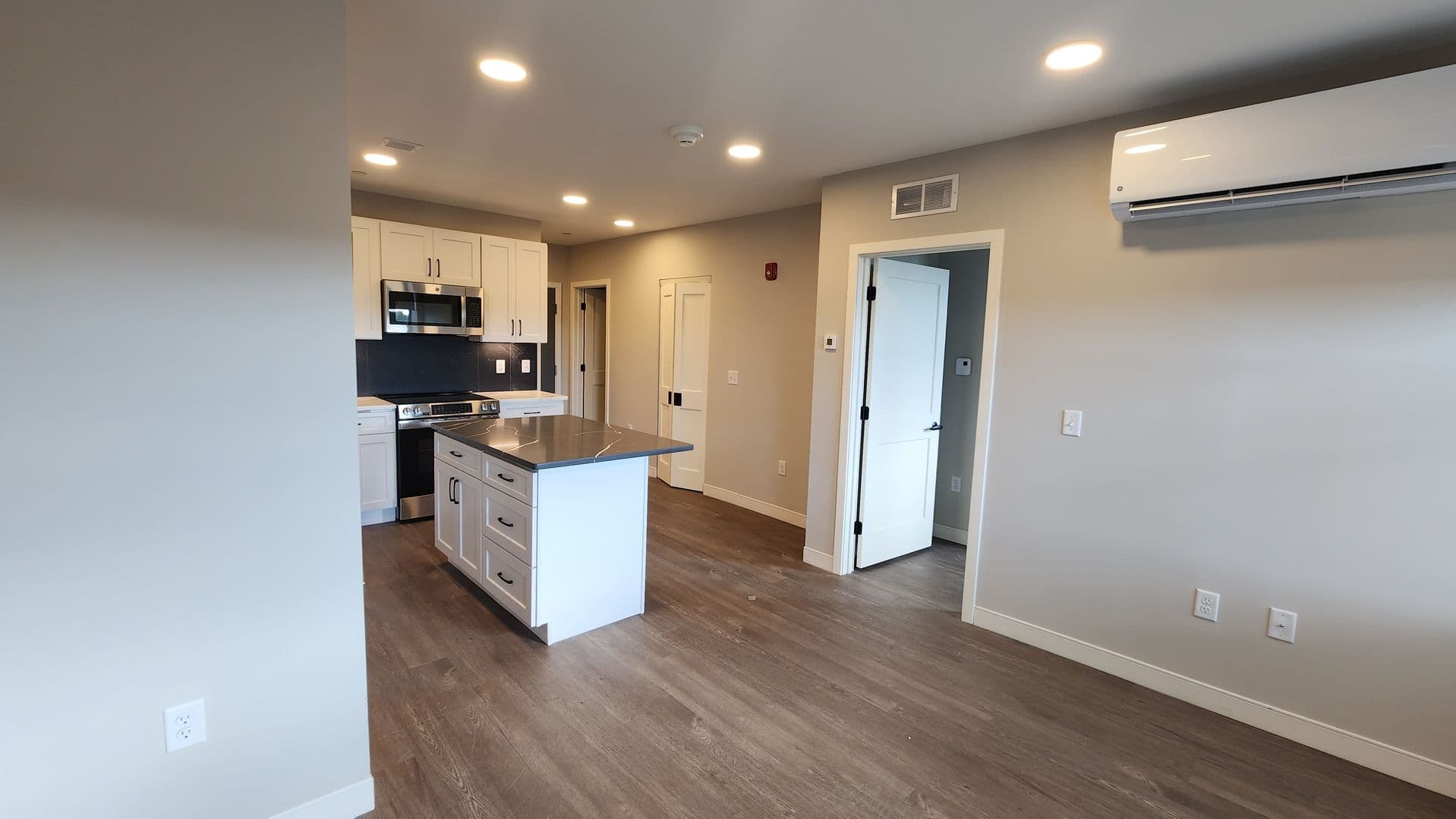 Rendezvous on Elm - Hot Water, Internet, Parking Included! 27 of 64