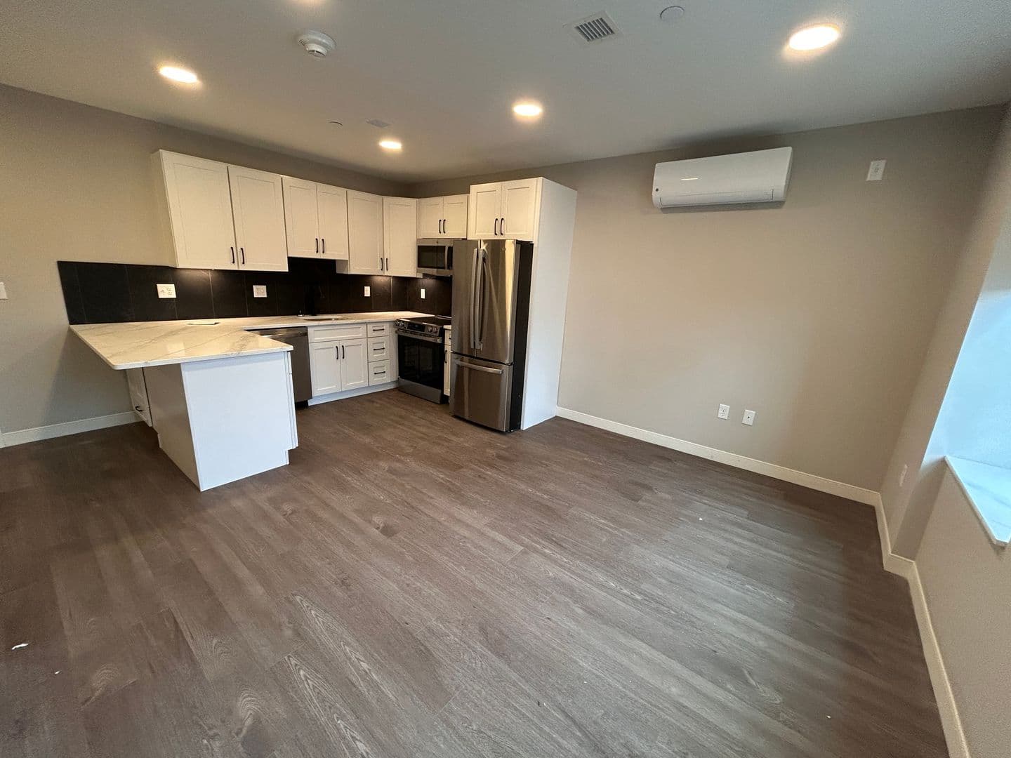 Rendezvous on Elm - Hot Water, Internet, Parking Included! 18 of 64