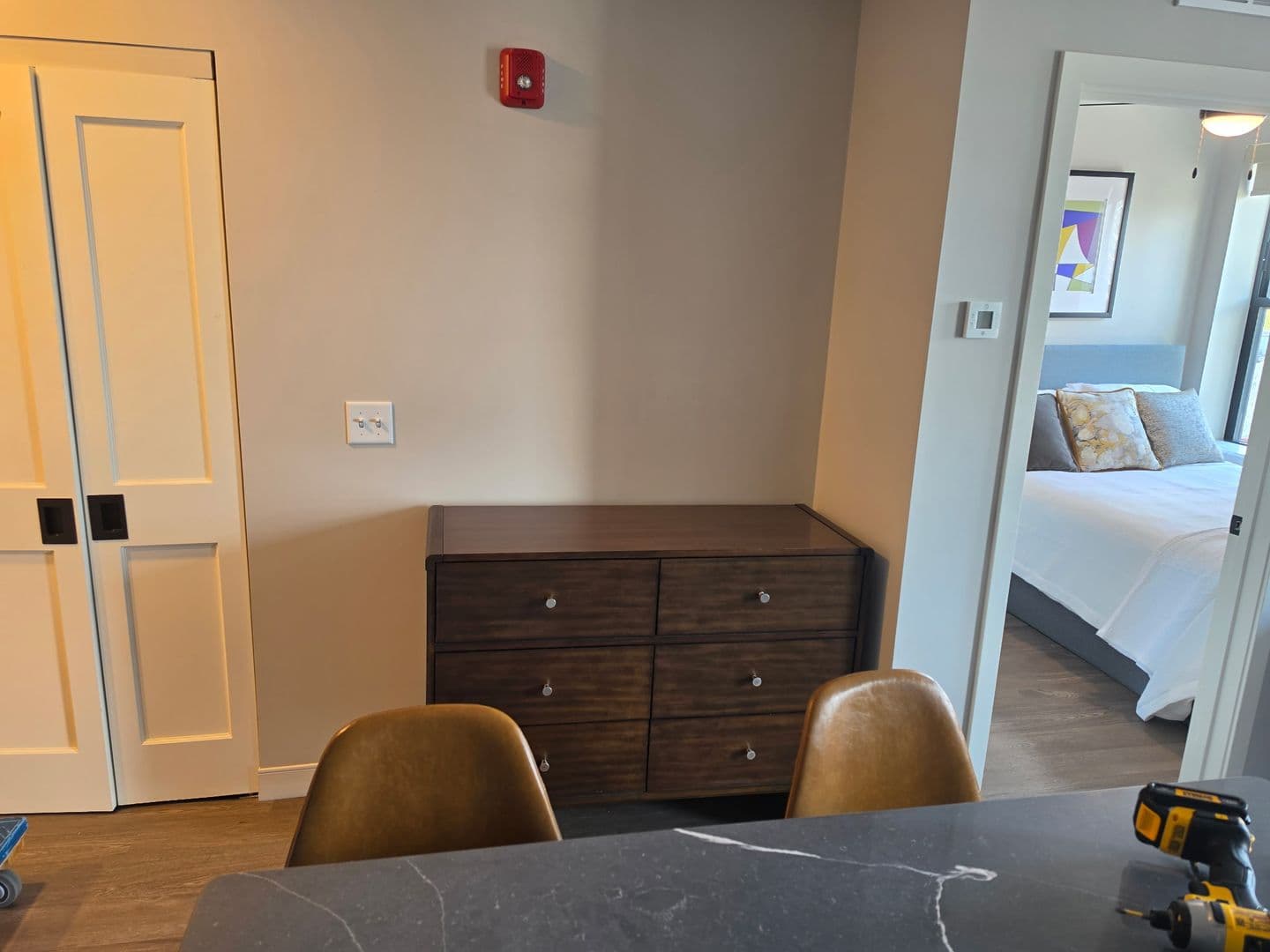 Rendezvous on Elm - Hot Water, Internet, Parking Included! 4 of 14