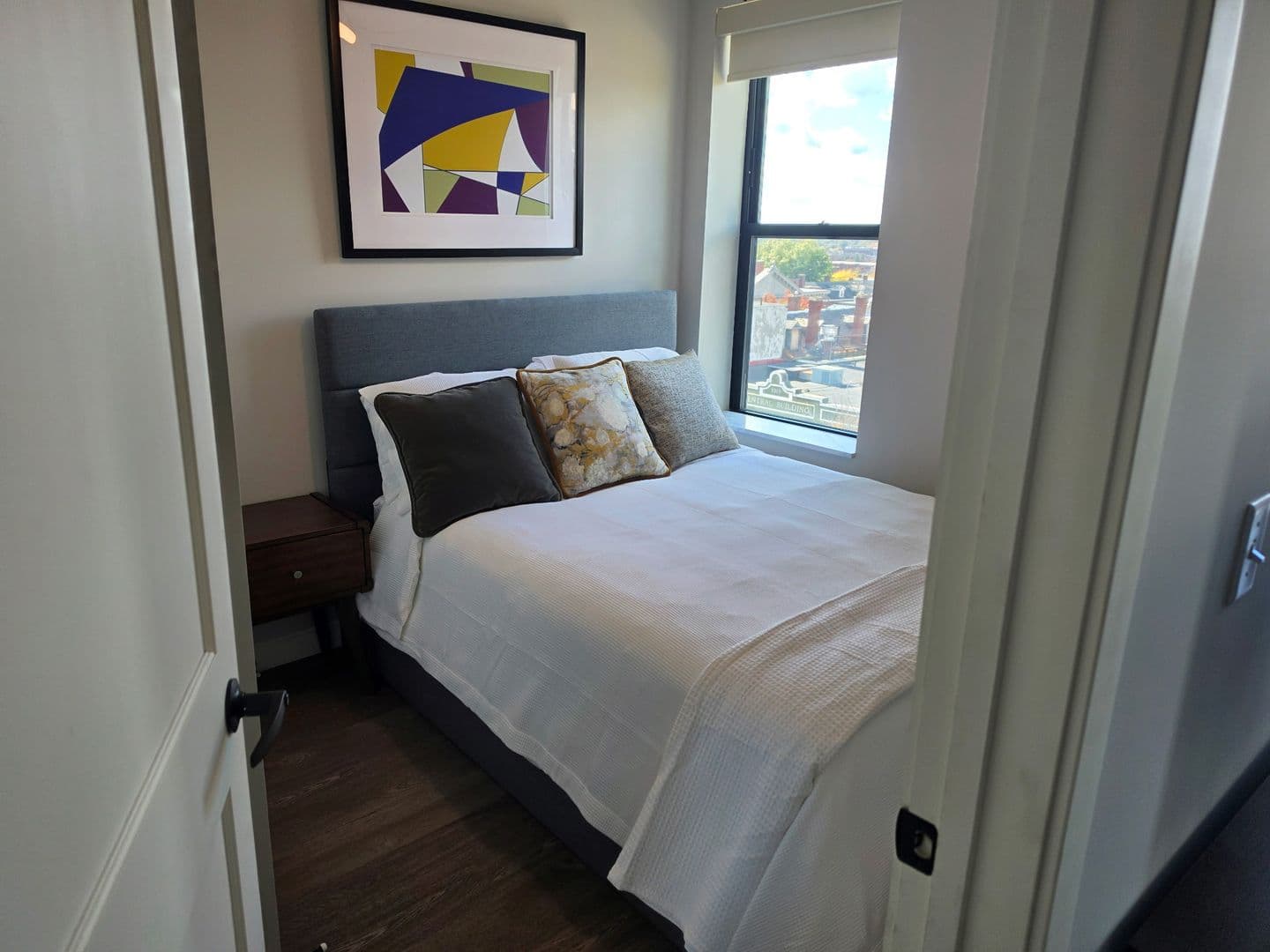 Rendezvous on Elm - Hot Water, Internet, Parking Included! 5 of 14