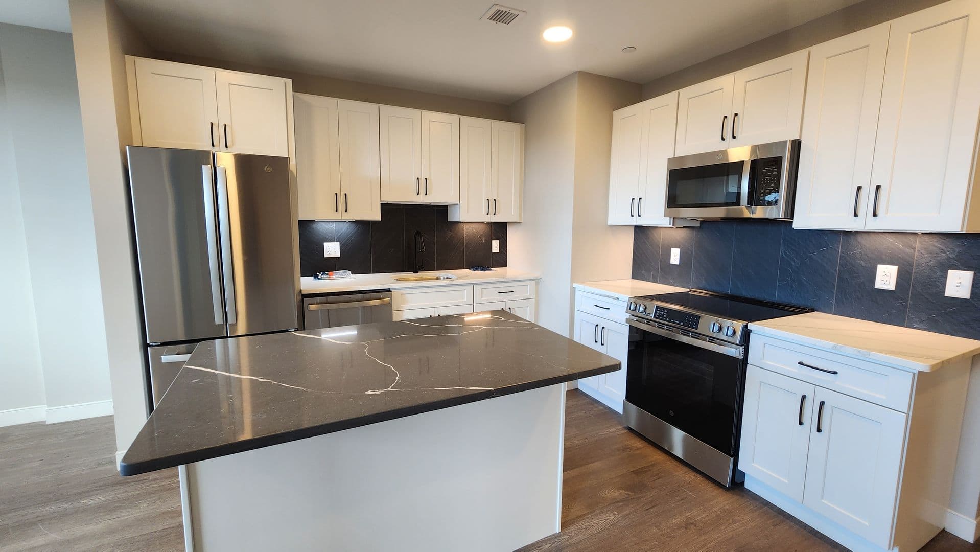 Rendezvous on Elm - Hot Water, Internet, Parking Included! 22 of 64
