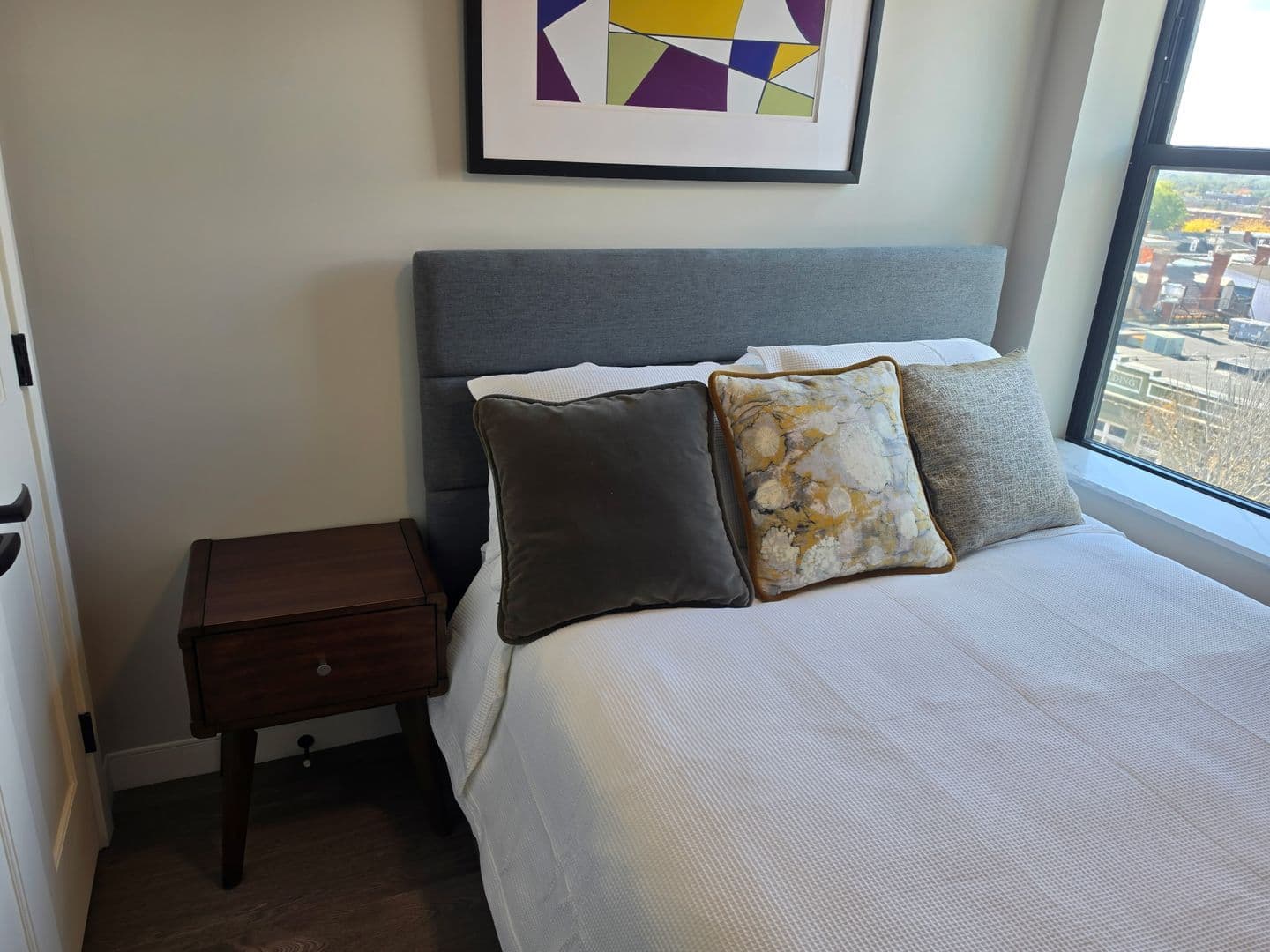 Rendezvous on Elm - Hot Water, Internet, Parking Included! 6 of 14