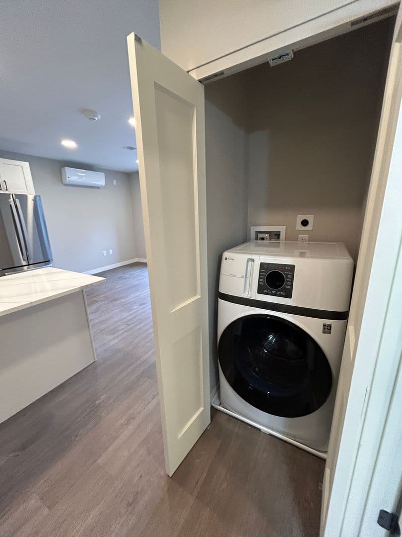 Rendezvous on Elm - Hot Water, Internet, Parking Included! 20 of 64