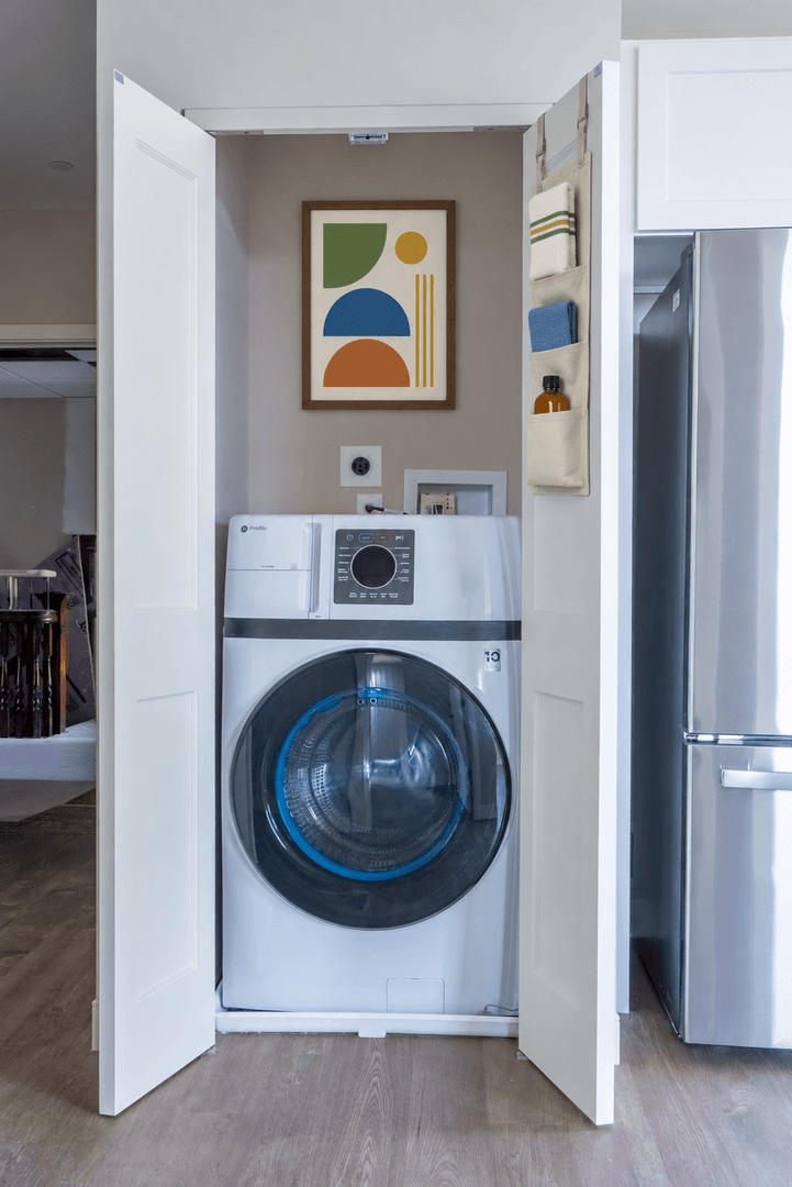 Rendezvous on Elm - Hot Water, Internet, Parking Included! 8 of 10