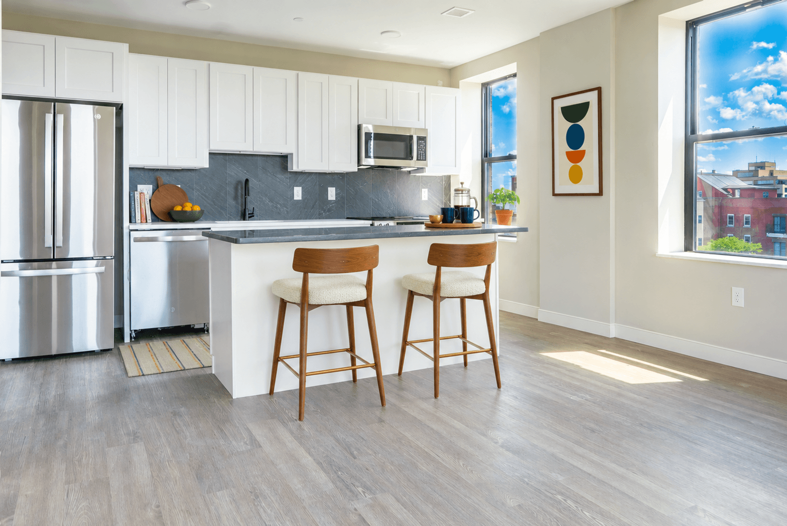 Rendezvous on Elm - Hot Water, Internet, Parking Included! 2 of 10