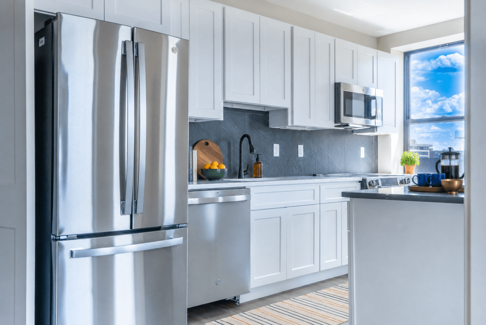 Rendezvous on Elm - Hot Water, Internet, Parking Included! 4 of 10