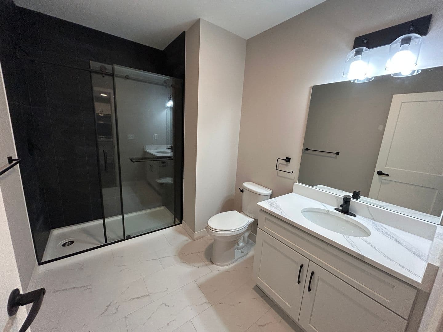 Rendezvous on Elm - Hot Water, Internet, Parking Included! 13 of 64