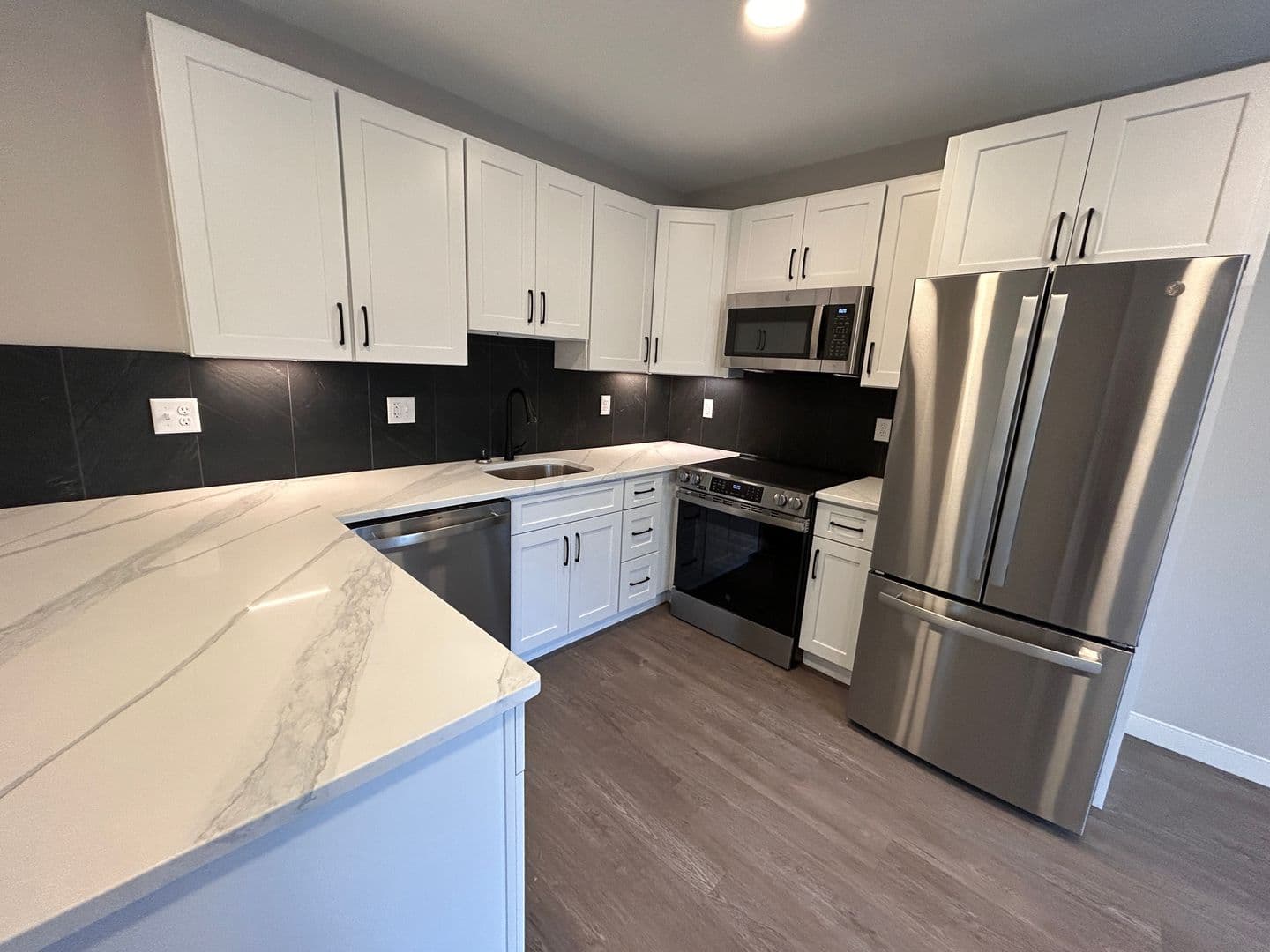 Rendezvous on Elm - Hot Water, Internet, Parking Included! 16 of 64