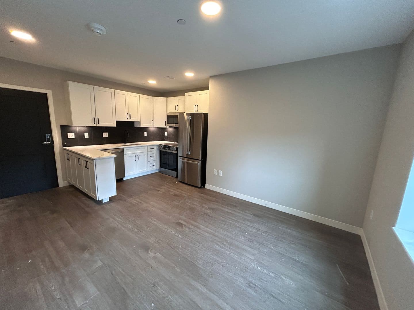 Rendezvous on Elm - Hot Water, Internet, Parking Included! 12 of 64